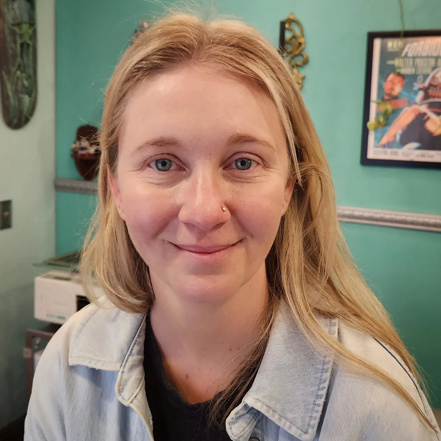 Sarah, the sweetest librarian, came in for an appointment and picked out some fantastic pieces!
Fresh nostril with one of our exclusive Teardrop ends from Sonder.
We also did a cute little tragus with a Funfetti end from @emberbodyjewelry
Performed b