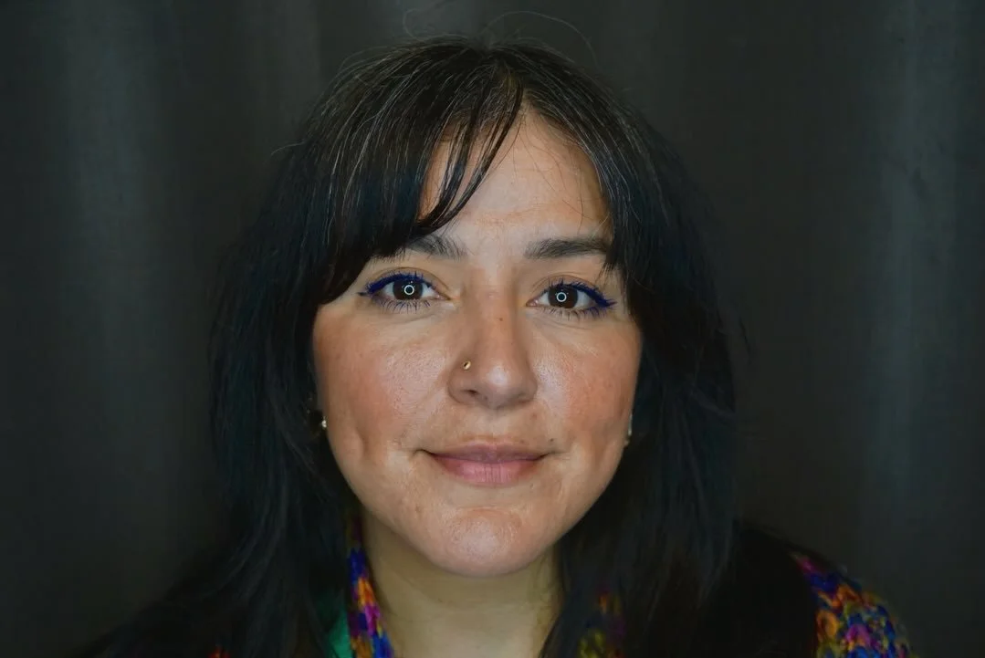 Rosie stopped by yesterday wanting to add a new nostril piercing with a solid Yellow Gold Hera top. Also wanted assistance with putting back a Yellow Gold Afghan top with White Sapphire she got from us a few years ago back in her Conch, still just as