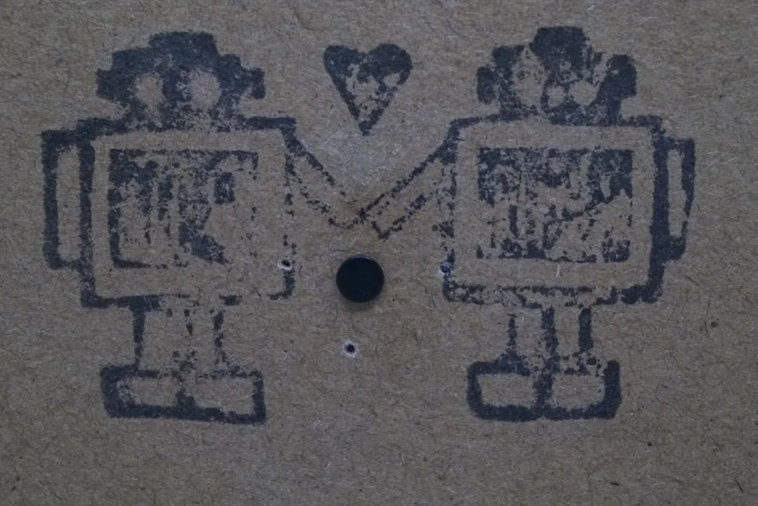 You asked and we answered! We are now carrying solid black and matte Niobium threadless tops in classic discs, balls and heart shapes! We also have Niobium clicker hoops in 16g 5/16 (8mm), 16g 3/8 (9.5mm) and 14g 3/8 (9.5mm) ✨ Available in shop for p