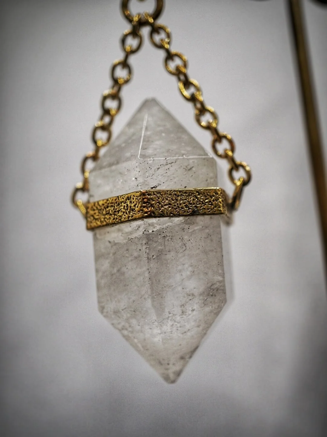 We just received a large restock from @jimmybuddhadesigns and these beautiful chunky hangers are only a fraction of what we have in store✧˖&deg;
Quartz, Goldsheen Obsidian teardrops with Citrine, Flourite, Obsidian, and Rose Quartz and Smokey Quartz.