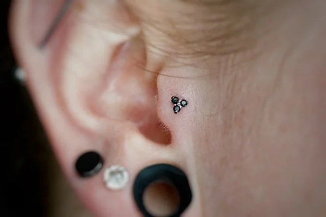Madaly and Patience stopped by to get some matching Tragus piercings! These both came out so adorable! 1.5 Black CZ trinity for Madaly and 1.5 CZ for Patience! Both set in implant grade titanium and of course done with 💕🤖

Performed by @tracypdxsty