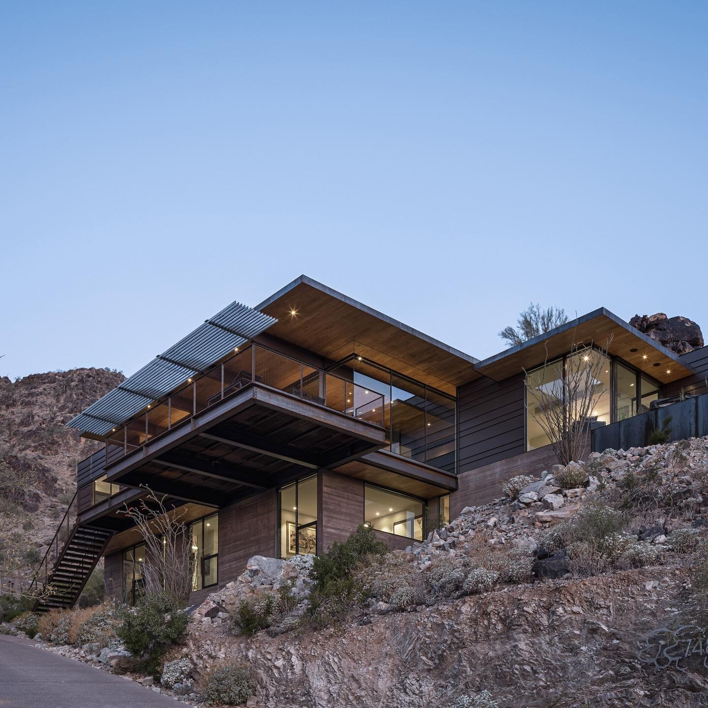 With views over the landscape towards the far-distant city, our la place du sommet project is the perfect place to call home. 

🏠 design/build by @czphx
🌵 landscape by flo design + construction
📷 photography by @roehnerryan