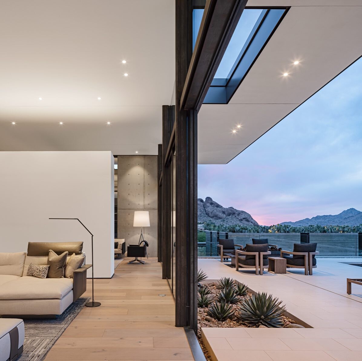 Indoor/outdoor living at its finest 🙌

🏠 design/build by @czphx
📷 photography by @roehnerryan