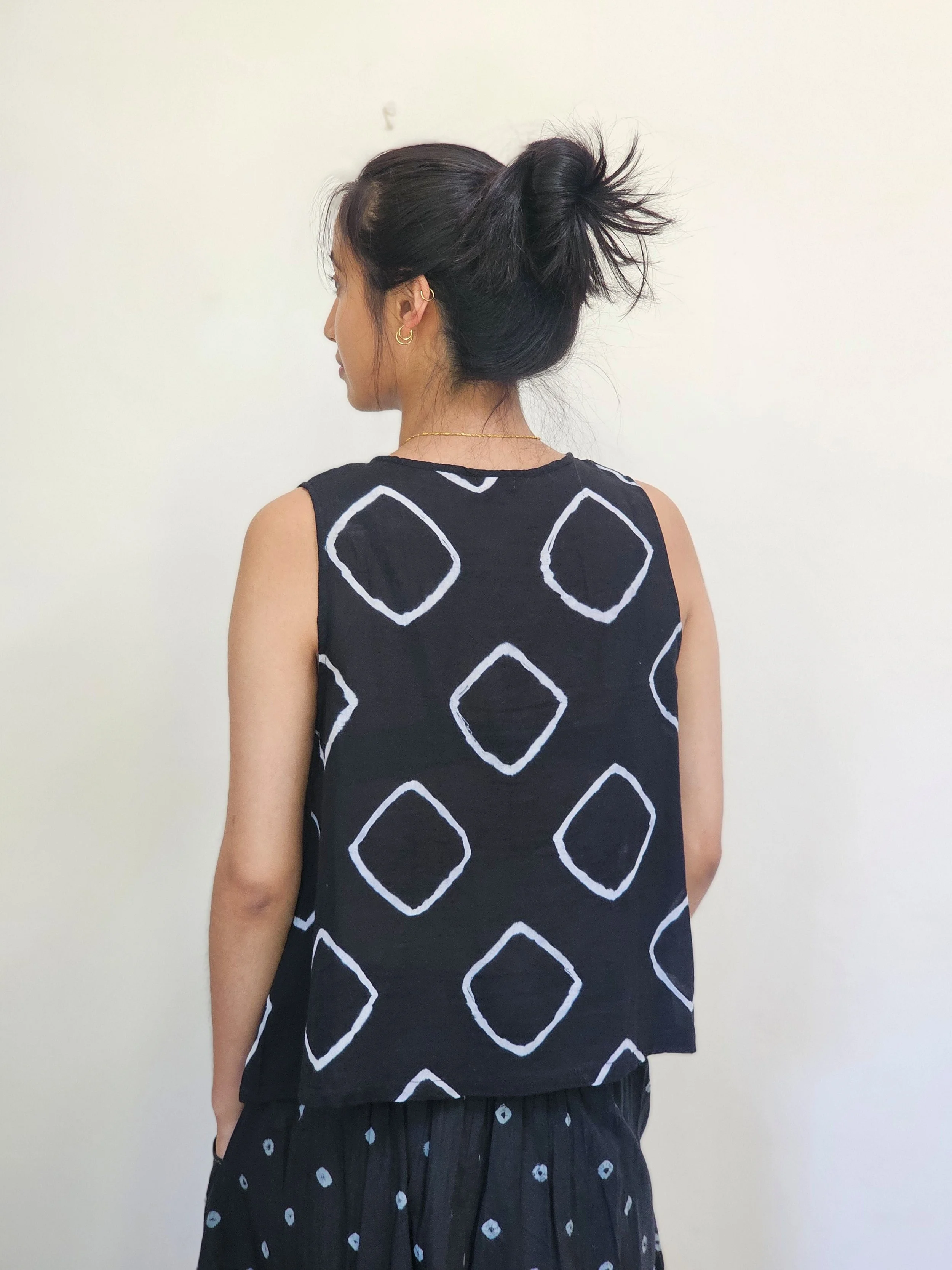 AR26-08 SURI A-LINE TANK SHIBORI BLACK F.jpg