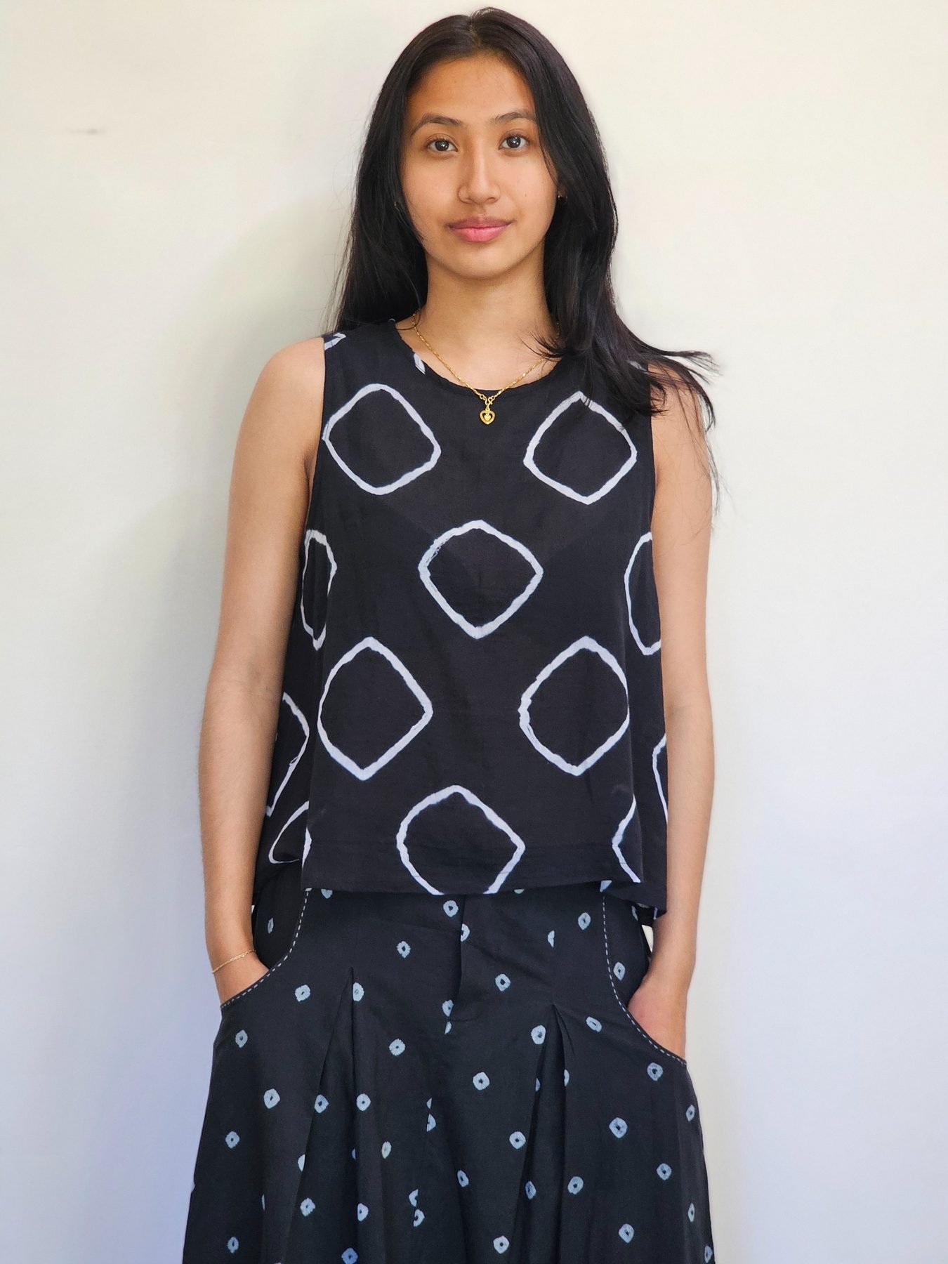 AR26-08%20SURI%20A-LINE%20TANK%20SHIBORI%20BLACK%20C_web.jpg