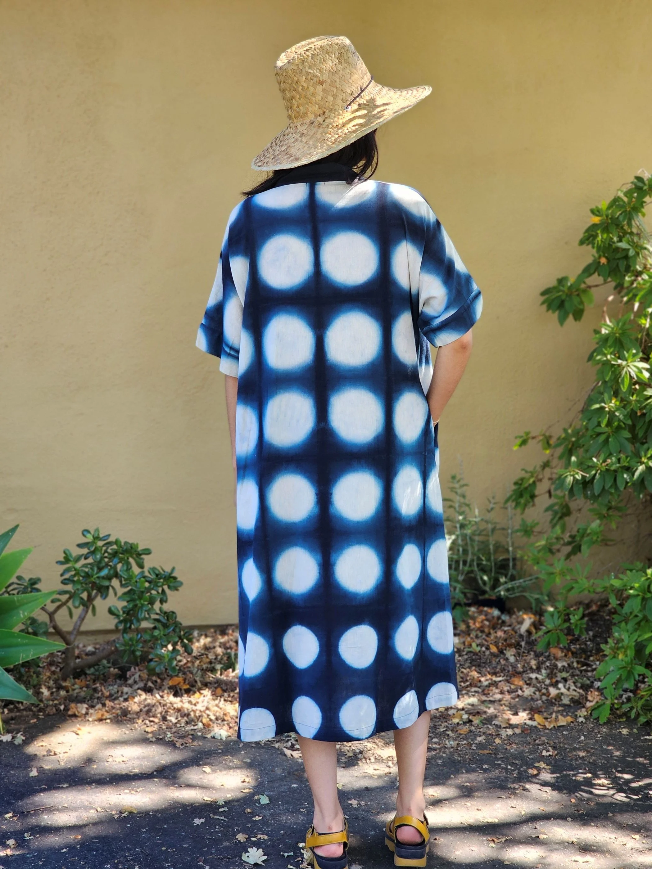 AR26-02 LONG V NECK DRESS SHIBORI BLURRY DOTS BLUE 5.jpg