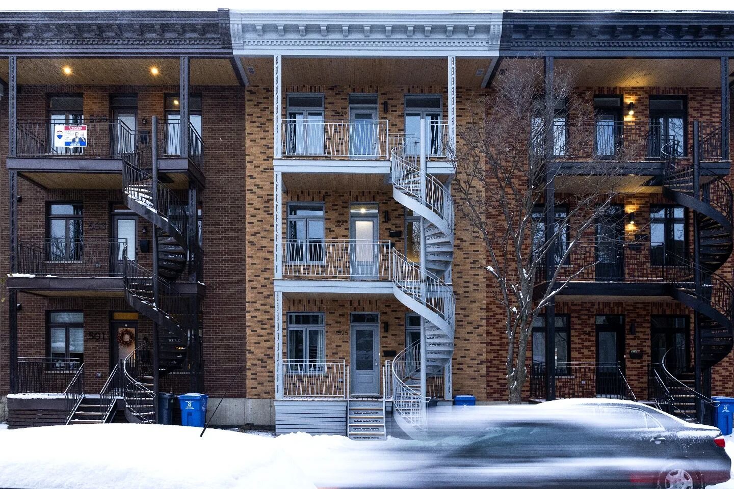 Triplex 10e rue

Les trois triplex de la 10e rue ont &eacute;t&eacute; construits suite &agrave; un incendie survenu au mois de mai 2020, dans Limoilou. &Agrave; l'image des immeubles patrimoniaux pr&eacute;c&eacute;demment pr&eacute;sents sur les si