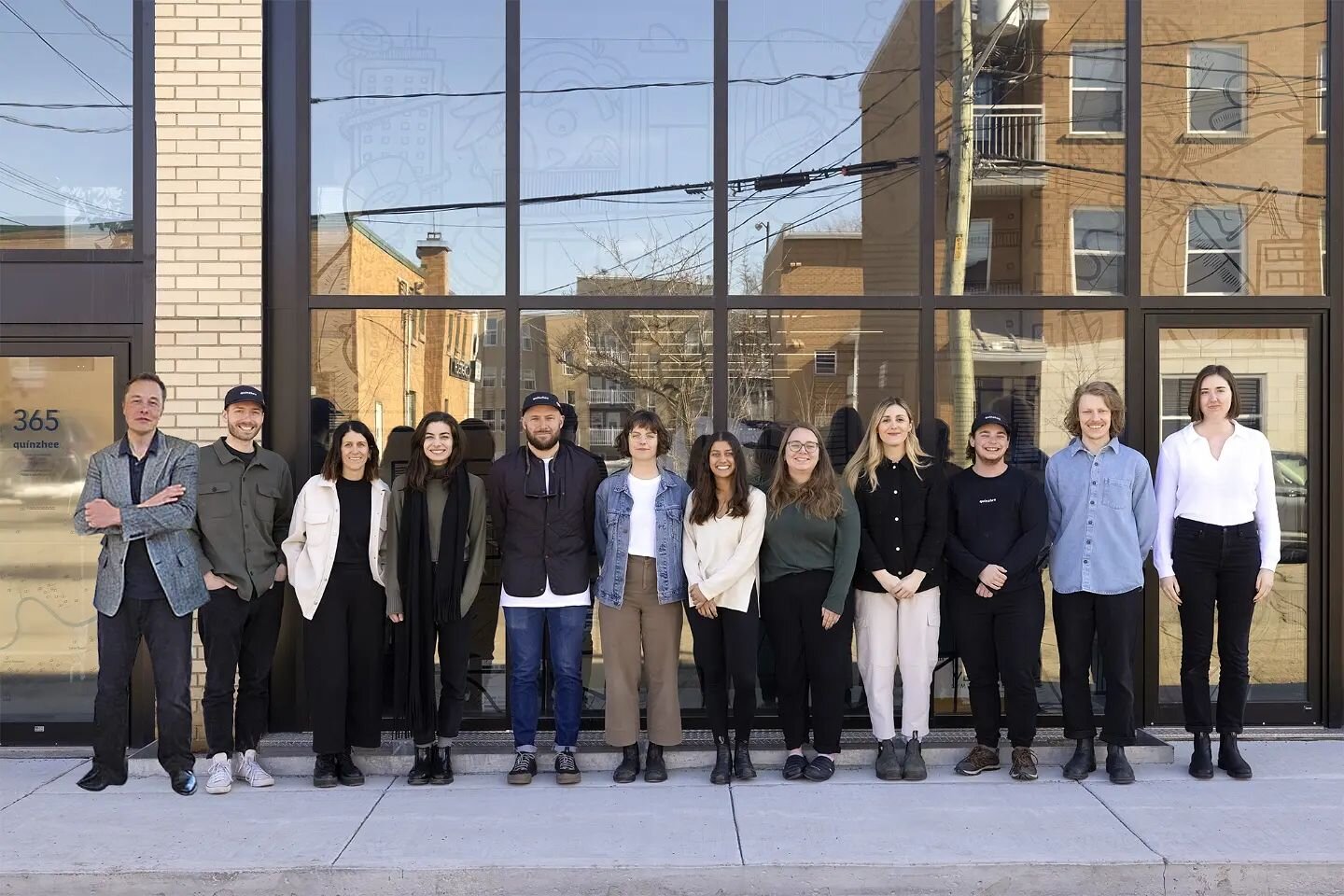 Nous avons profit&eacute; de la visite de notre tout nouveau client Elon Musk cette semaine pour faire notre photo d'&eacute;quipe annuelle! 👽✨

Pas besoin de s'appeler @agence_spatiale pour faire un projet sur Mars avec @spacex ! 🤩🚀

Restez &agra