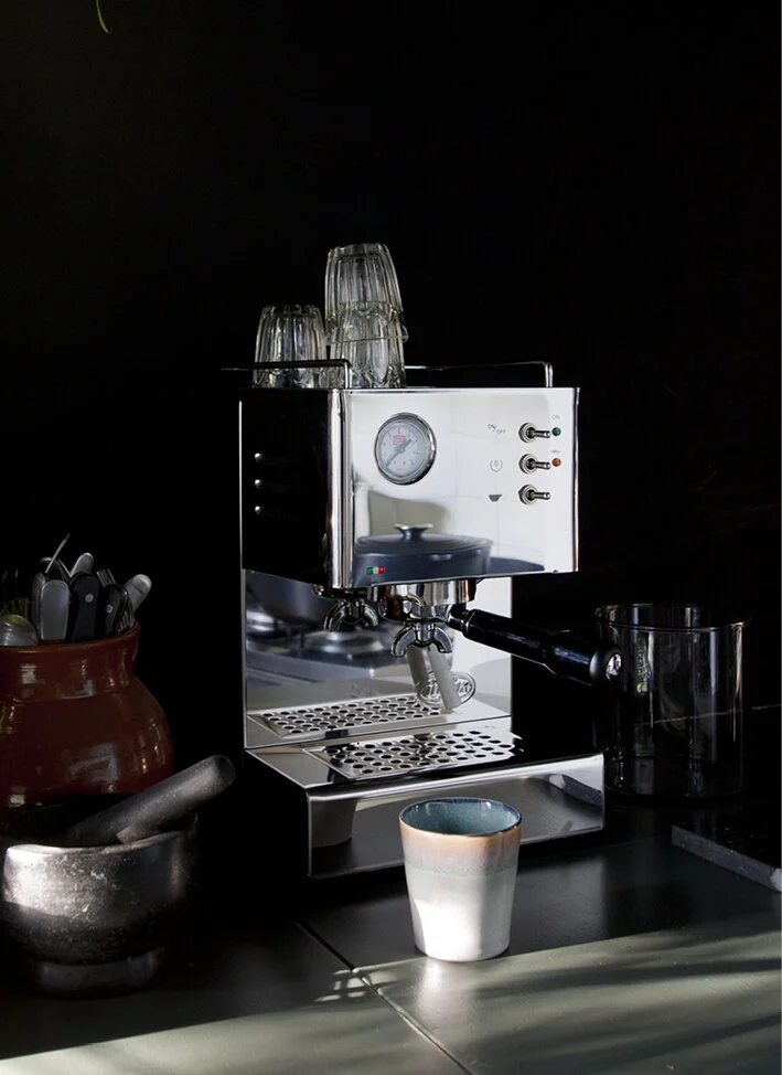 ESPRESSOMACHINE+INTERIOR+BLOG+FOOD+DRINKS+INTERIEUR+STYLING+FONQ+KOFFIEMACHINE+THEO-BERT+POT+-+3.jpg