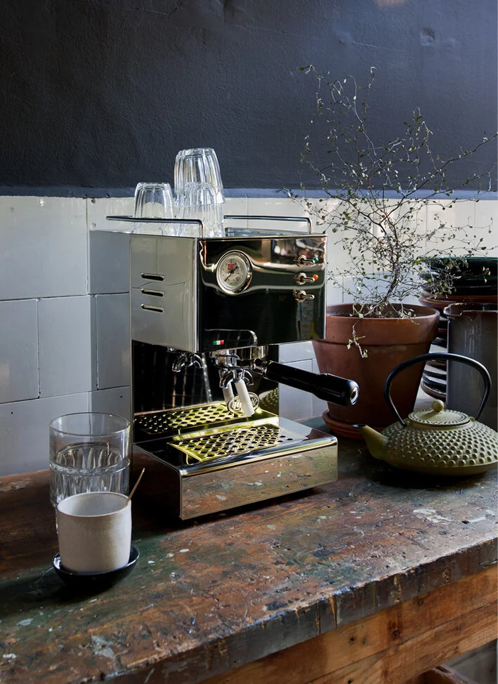 ESPRESSOMACHINE+INTERIOR+BLOG+FOOD+DRINKS+INTERIEUR+STYLING+FONQ+KOFFIEMACHINE+THEO-BERT+POT+-+4.jpg
