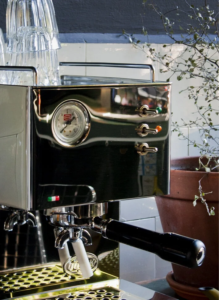 ESPRESSOMACHINE+INTERIOR+BLOG+FOOD+DRINKS+INTERIEUR+STYLING+FONQ+KOFFIEMACHINE+THEO-BERT+POT+-+5.jpg