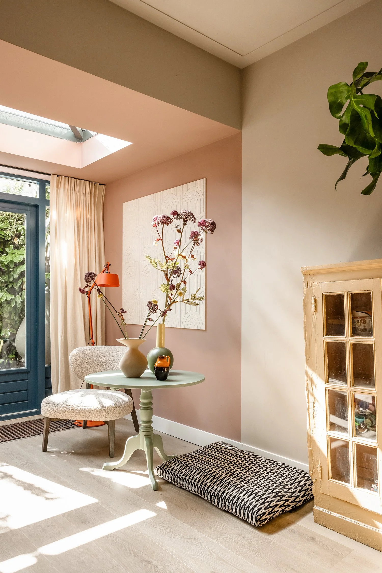 THEO-BERT POT VTWONEN VERLIEFD OP JE HUIS BINNENSTEBUITEN TV KRO NCRV INTERIEURSTYLIST SPREKER PRESENTATOR INTERIEURONTWERP KLEURRIJK INTERIEUR WONEN VERHUIZEN VERBOUWEN DEN HAAG AMSTERDAM ROTTERDAM UTRECHT 