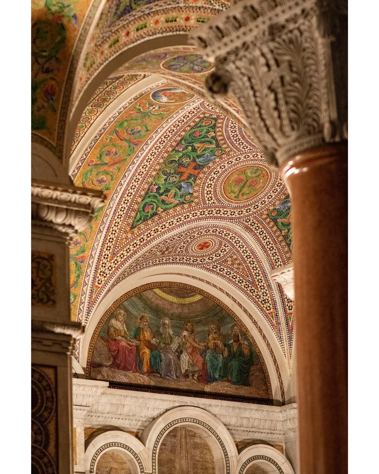 Ornate Mosaic, the arches and the pillars! Pretty much ingredients for some beautiful architecture!
.
Shot on Canon EOS 77D
Rokinon 85mm f/1.4
.
#photography #stlouis #architecture #architecturelovers #architecturephotography #cathedral #basilica #in