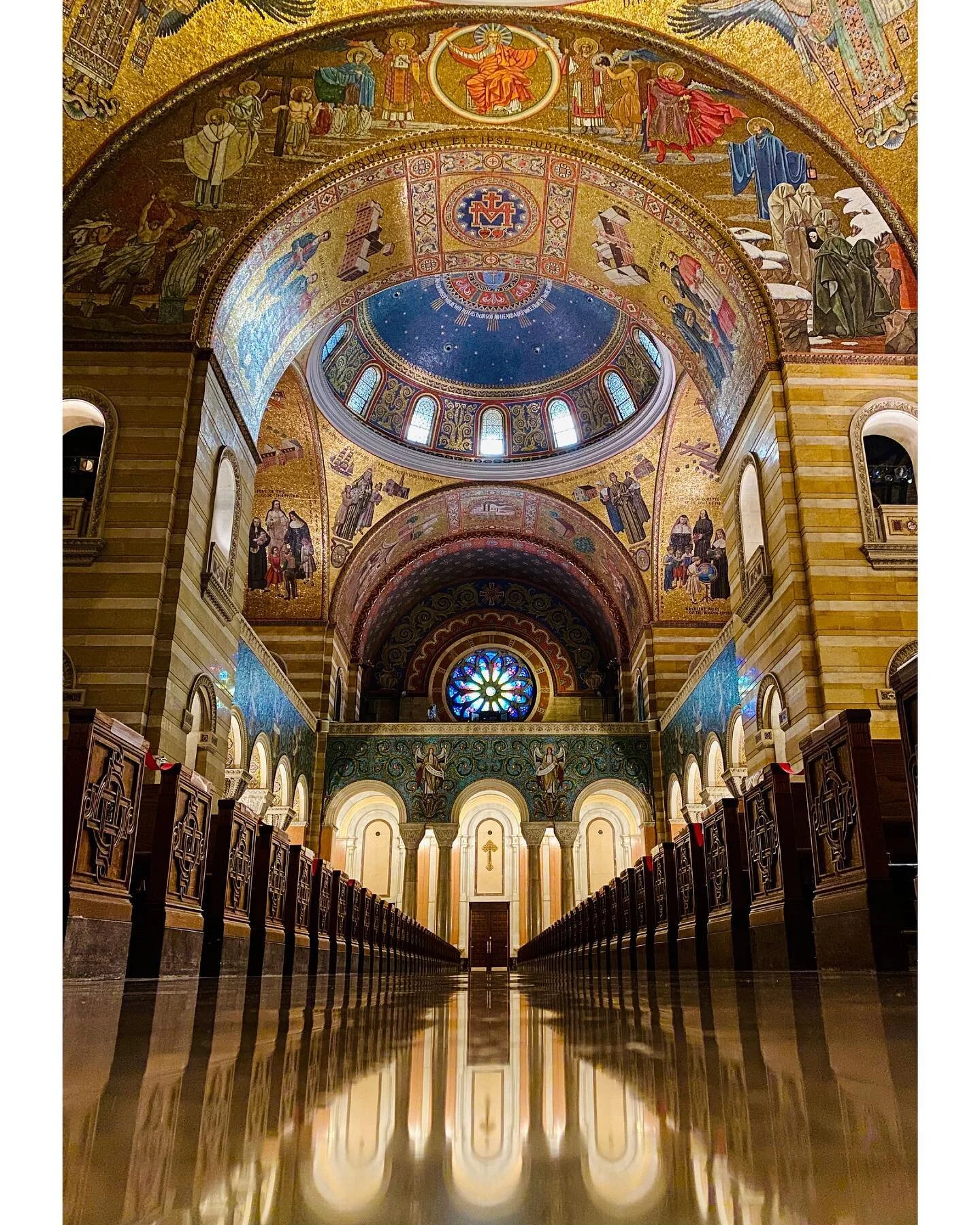 Couldn&rsquo;t resist myself from posting this one already! Absolutely beautiful cathedral basilica at St Louis. I was utterly stunned at the grandeur.
.
Shot on iPhone 11Pro
.
#shotoniphone #iphonography #photography #stlouis #architecture #architec