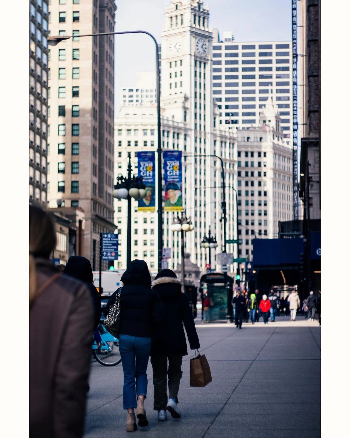 Another one of them street photos I so love. This captures kinda the essence of Chicago to some extent. The new and old style high-rise buildings, the filled up frame talking about the busy city and the shoppers. I feel like this combination creates 