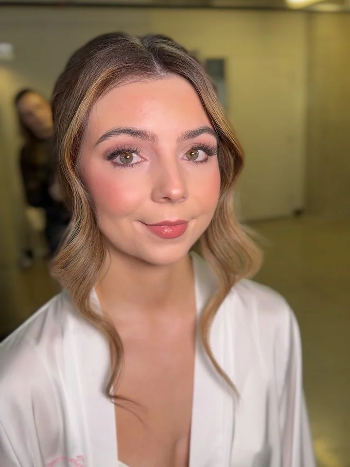 A little bit of @k.joy_ 🥰

@studioxobybrit styling team - 
Hair: @studioxobybrit 
Makeup: @fkitlashes 

Love love love this look ✨

@luxeedityeg @thependennisweddings