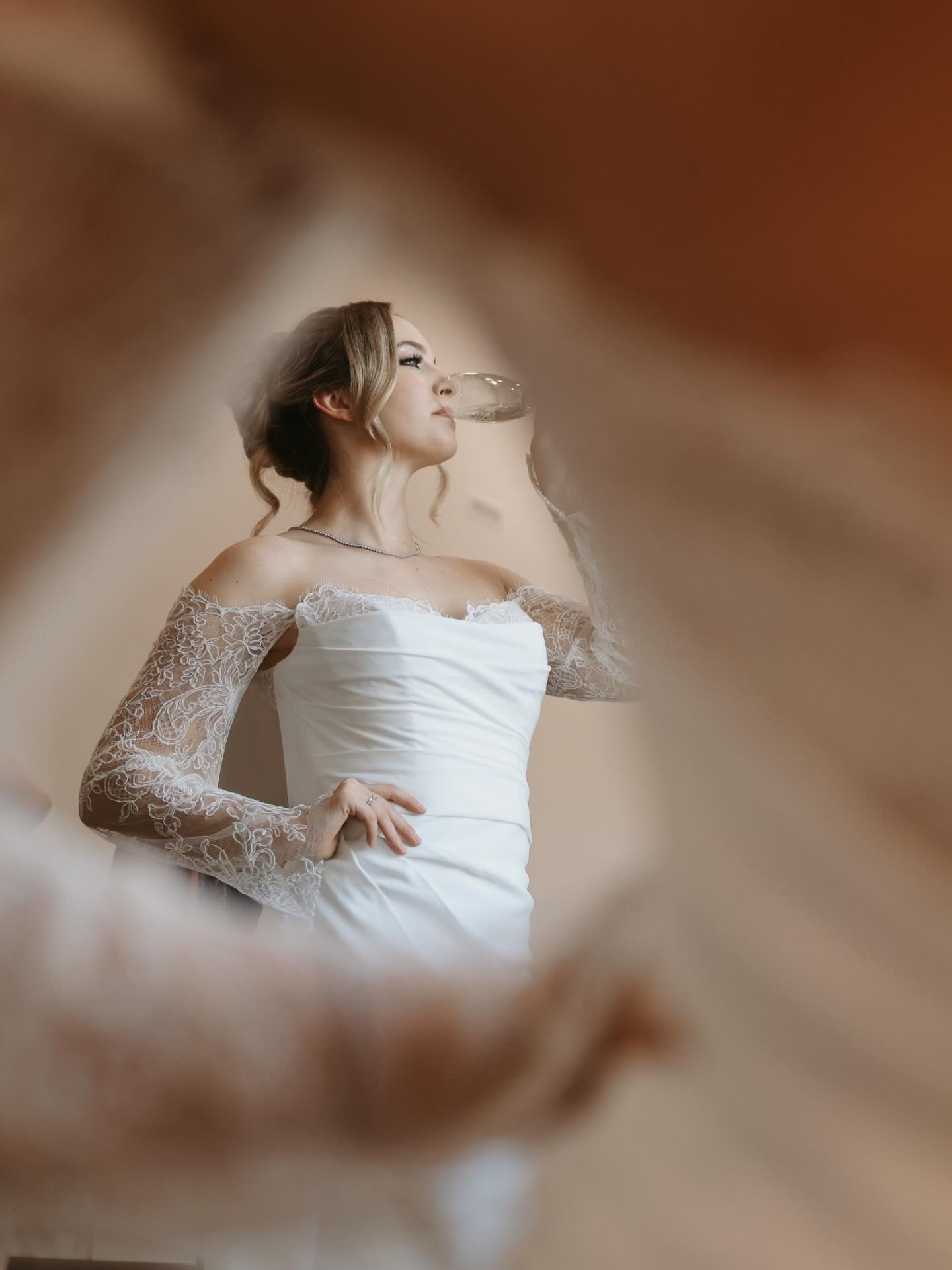 Will always be a @gardenview.estate promoter ✨🙌🏻 here&rsquo;s a little throwback to a styled shoot with the goat - @songbirdphotography_ ✨

HMUA: @studioxobybrit 
Photo: @songbirdphotography_ 
Venue: @gardenview.estate 
Florals: @petalforyourthough