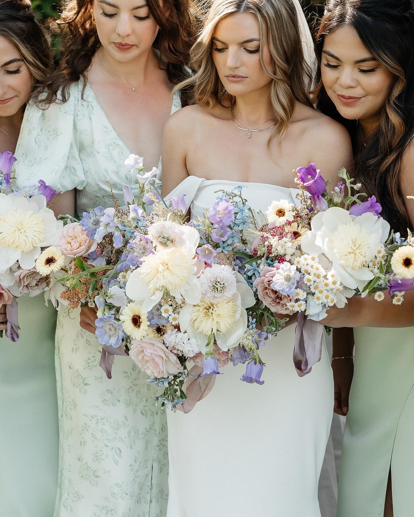 The peonies, the soft pastels, the gorgeous day and a super sweet couple!! So happy @bnbunch and George trusted us with their vision and @rubenlesh captured it so perfectly. 

Venue @kianalodge 
Photography @rubenlesh 
Florals @newleaffloraldesign 

