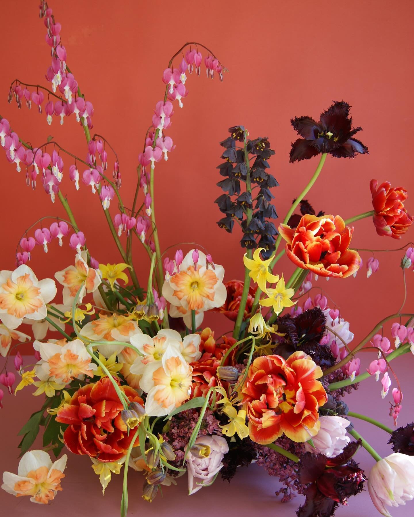 She&rsquo;s serving her day to night look 💃🏼🌗 

#daytonight #servinglooks #moody #moodyflorals #springflowers #floristsofinstagram #instaflowers #seattleweddingflorist #fineartflowers #floralcenterpiece #fleurs #fior #sunny #underthefloralspell #p