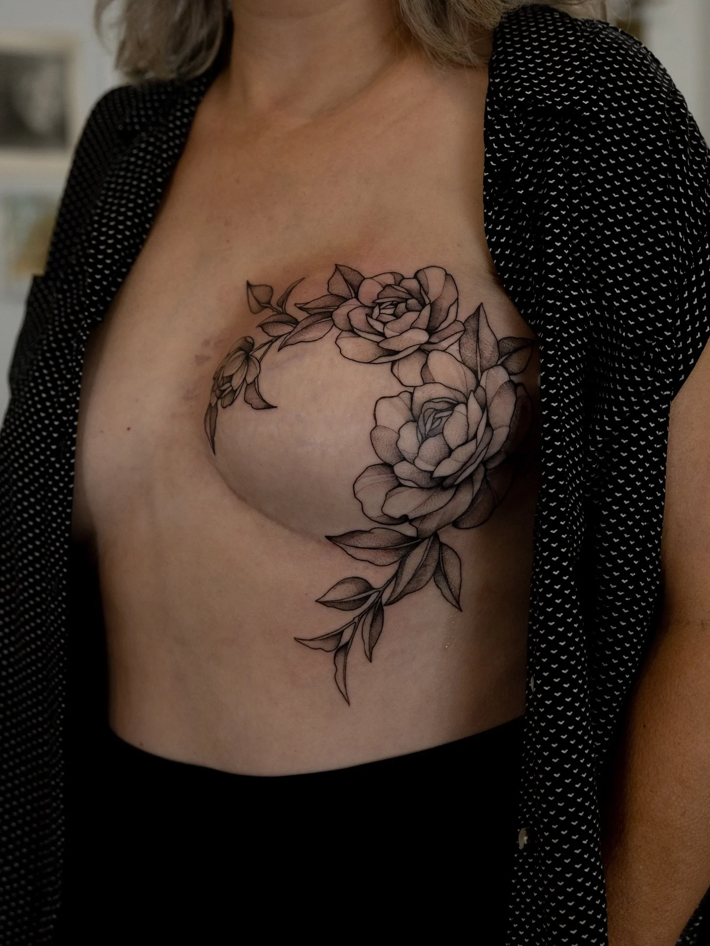 Mastectomy Scar transformation for my beautiful and courageous friend, K.

This work brings me to tears each time, as I watch the woman before me recognize herself again in the mirror and love what she sees. Reclaiming what was lost.

Honored to stan