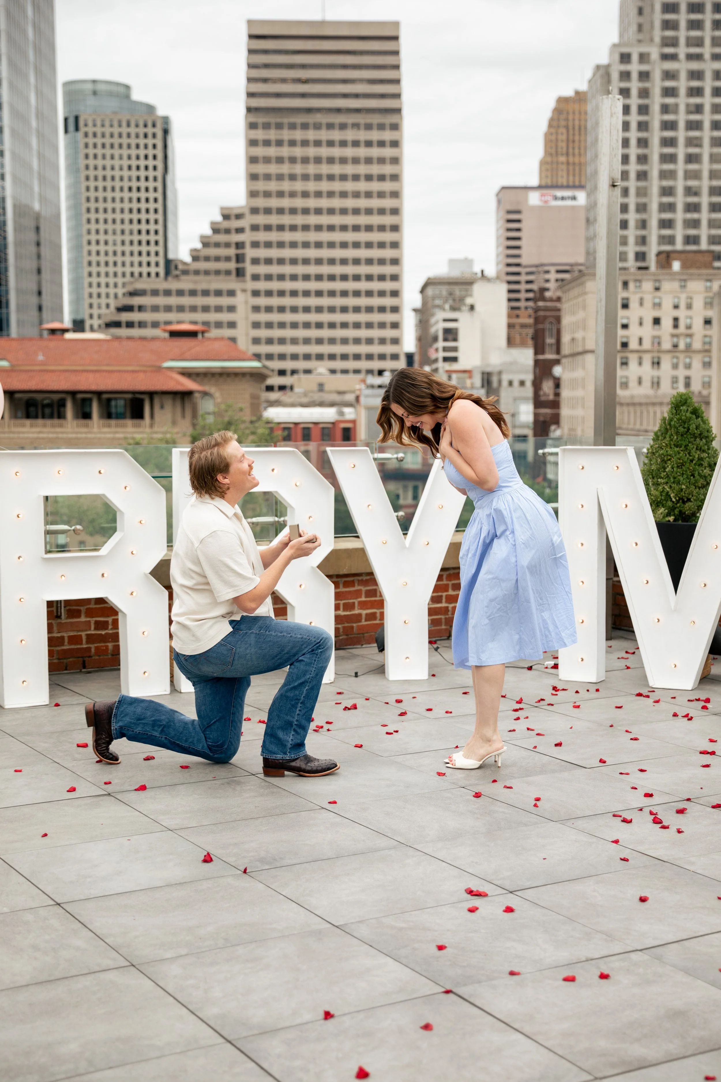 Cincinnati Reds pitcher Andrew Abbott proposing to his girlfriend, news anchor Lindsay Stone