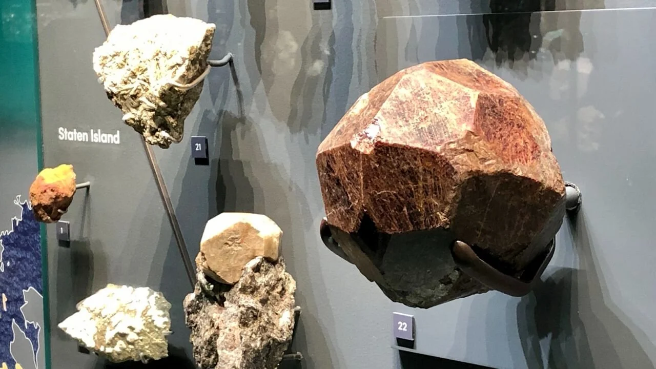 The Subway Garnet in its new display in the Allison and Roberto Mignone Halls of Gems and Minerals. Image via Spectrum New NY1.