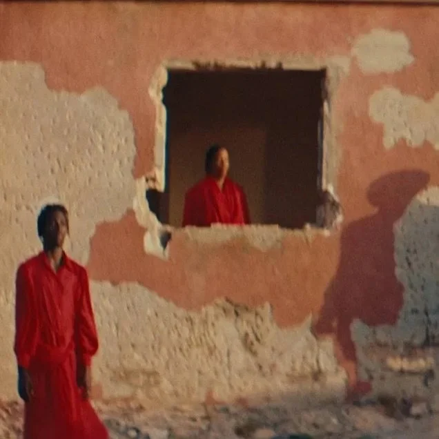 SWIPE >>> We are thrilled to screen AIR DE TEMPS by Alessandra Seutin and Ben Williams, originally premiering on @sadlerswells Digital Stage. 

Air de Temps tells of an urgent need to speak out, to delve into lost dreams, to confront your de