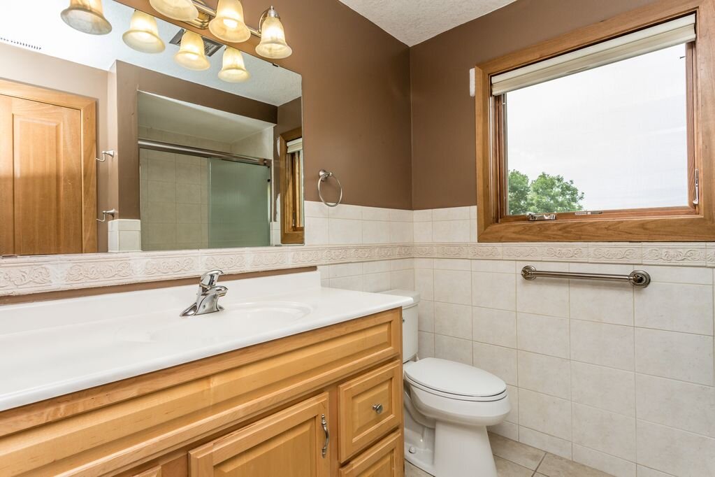 bathroom_accessible_owen_private_lake_home_rentals.jpg
