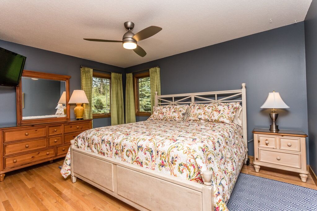 master_suite_lake_home_for_rent_alexandria_mn.jpg