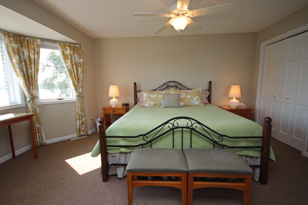 king_size_bedroom_for_rent_lake_home.jpg