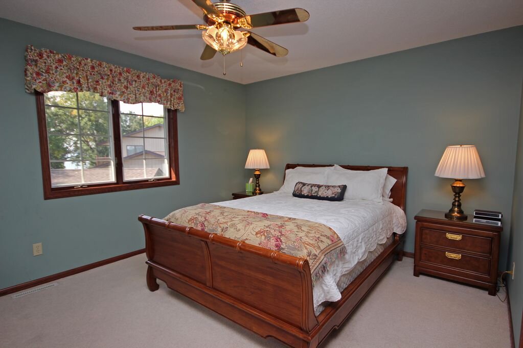 queen_size_bedroom_owen_lake_homes_for_rent_mn.jpg