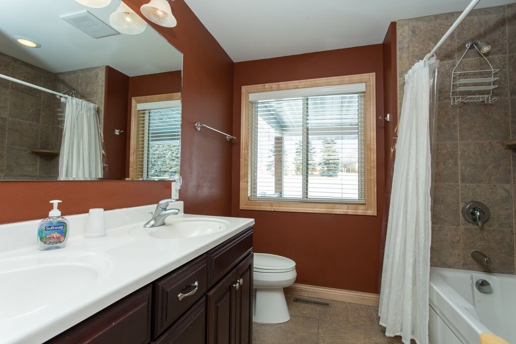 en_suite_bathroom_owen_private_lake_home_rentals.jpg