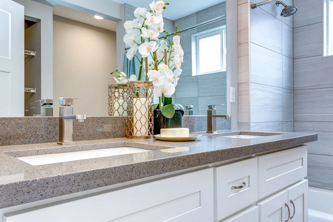 How Custom Granite Vanity Tops Streamline Bathroom Projects with Strong Features?