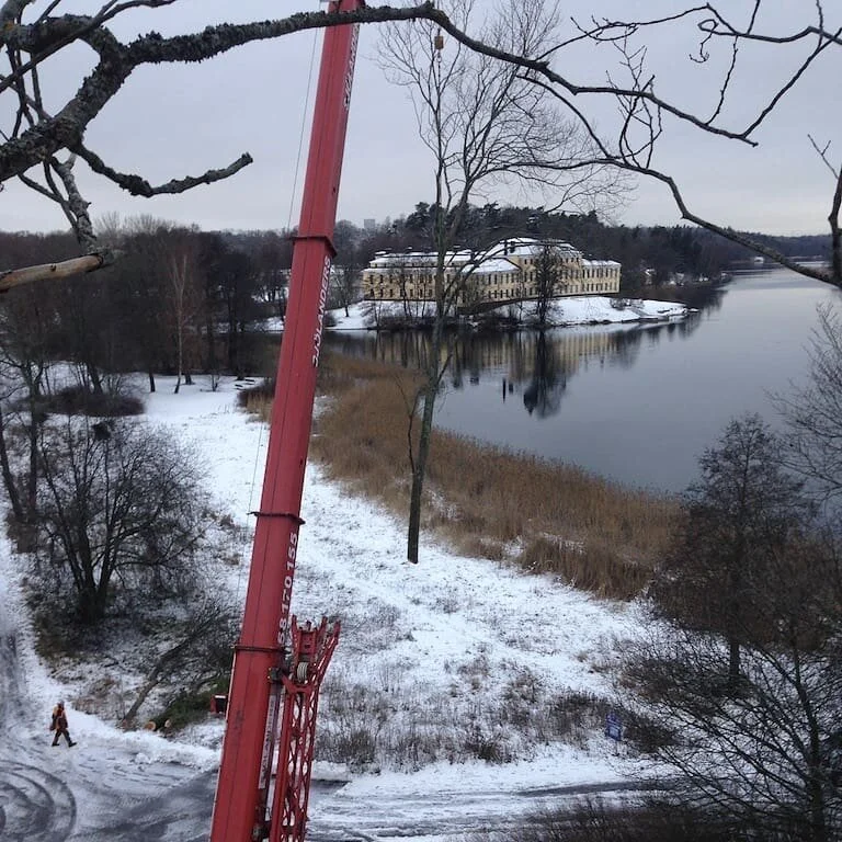 Alm sektionsf&auml;llning med mobilkran.