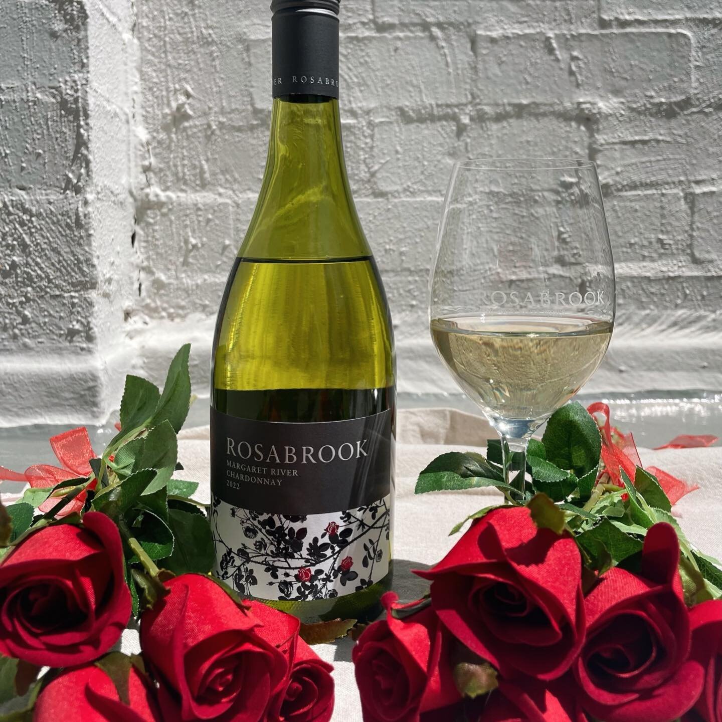 Welcoming in the weekend with a glass of our newly released 2022 Chardonnay🥂🌹