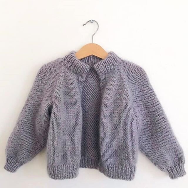 GIVEAWAY🥳
Smut over til @dina_the_knitting_mom for at deltage i konkurrencen om at vinde garn til hendes nye opskrift #softpuffcardiganjunior

Dina laver strikkeopskrifter, der kan lyse en hver kedelig mandag op ✌🏽🌤️ Se betingelser for deltagelse 