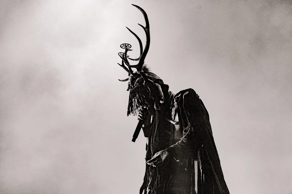 Koncertfoto af Heilung - m, and med gevir på scene, sort-hvid. Ved Steen Brogaard