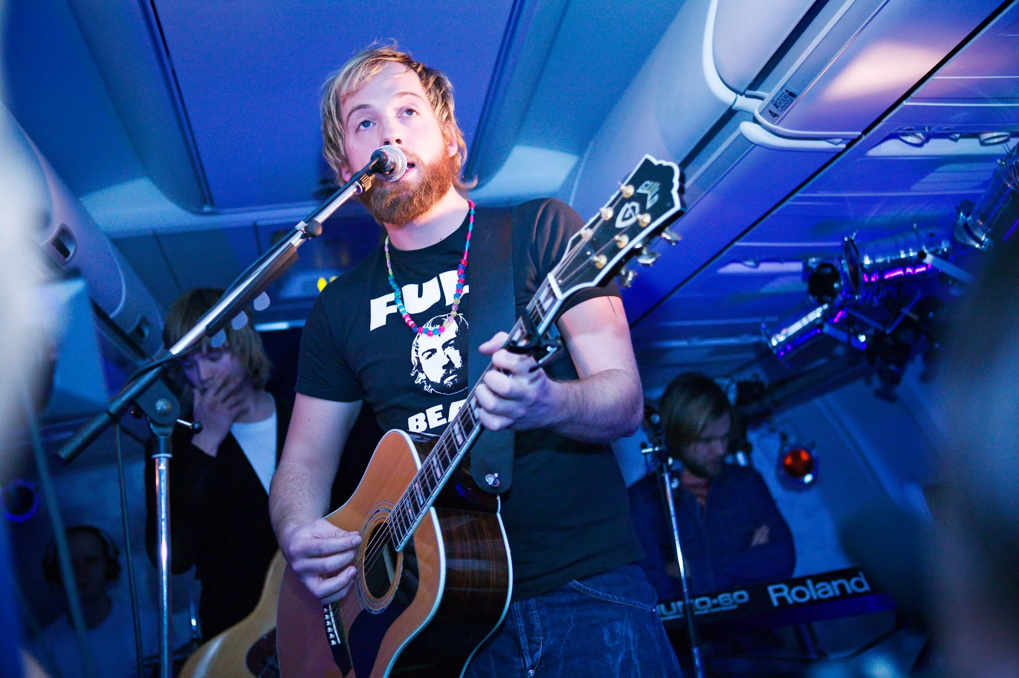 Koncert-foto af Kashmir optræder i flyvemaskine, af Steen Brogaard.