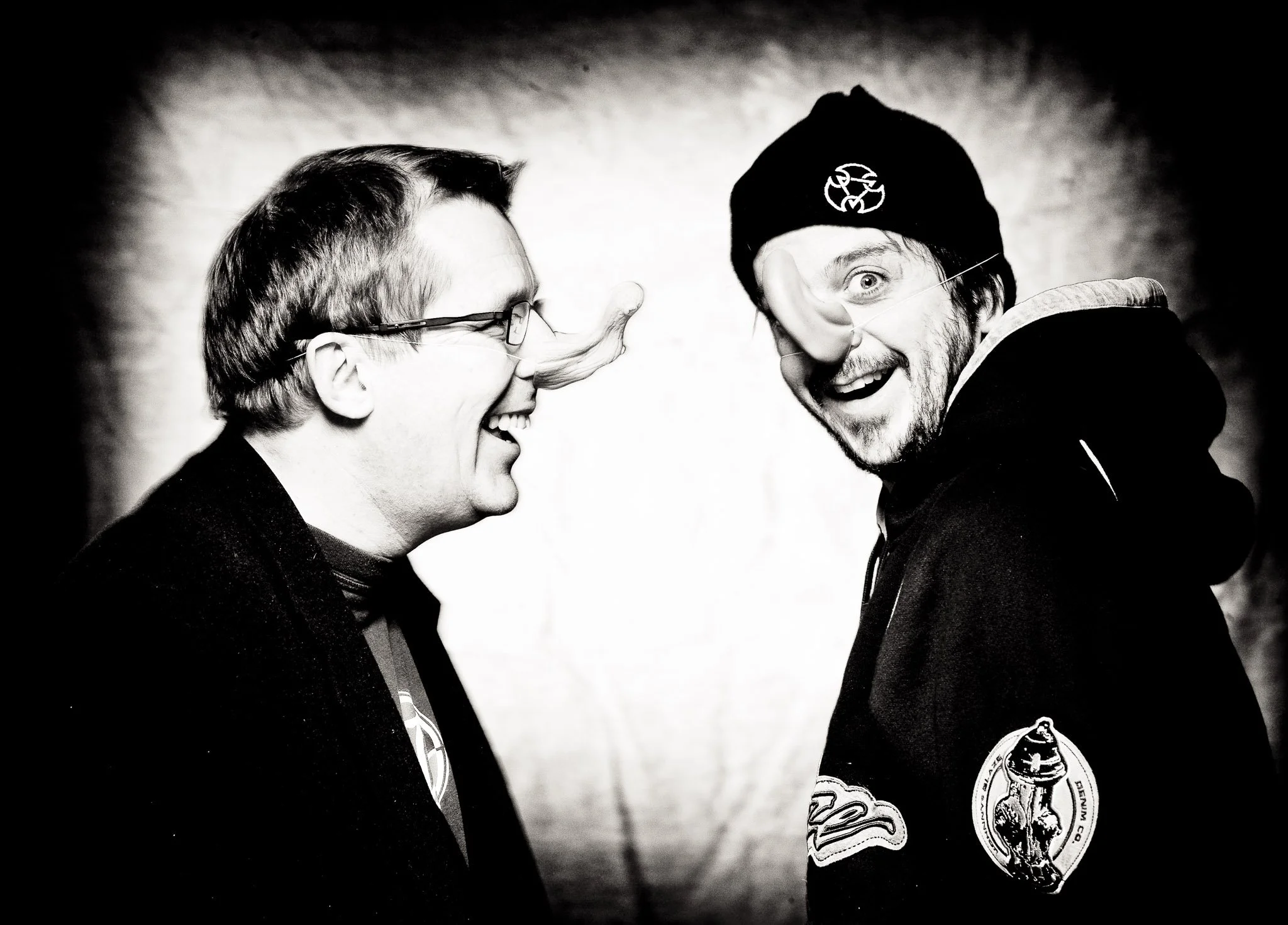 Teater-plakat fotografering Søren Østergaard og Anders Lund Madsen med lange næser, cirkusstemning. Ved Steen Brogaard.