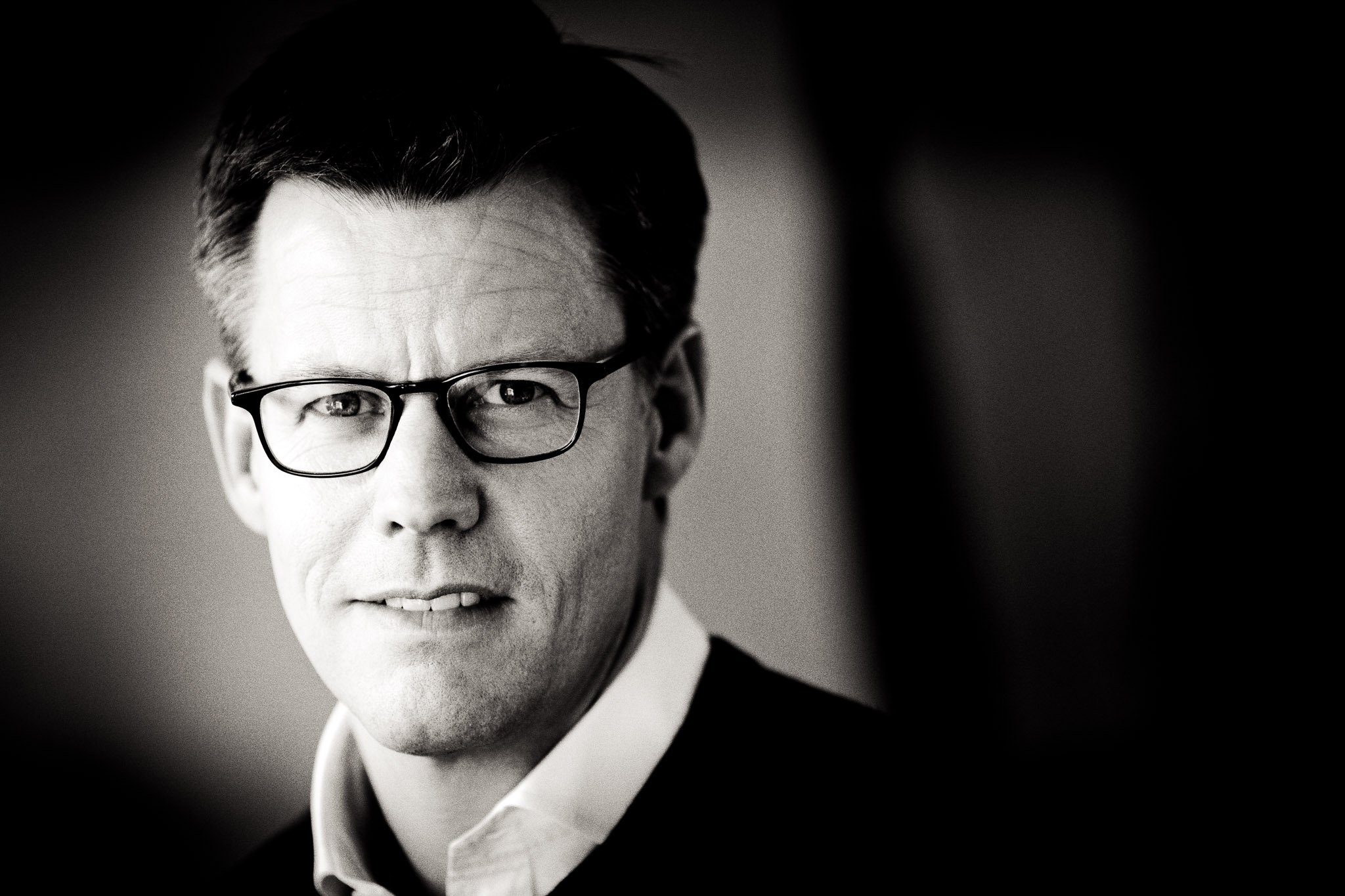CEO-portræt af Steffen Kragh, Egmont, sort-hivd, reportage-stil, af Steen Brogaard.