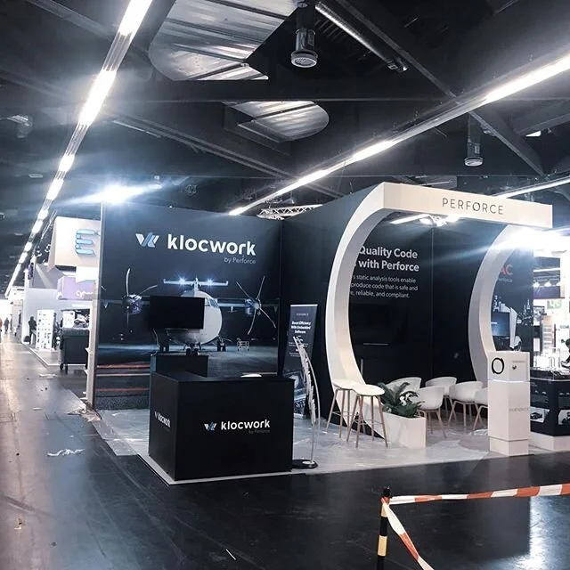 Two big stands created for the same client at #embeddedworld2020 today.  Truly unique creations blending a modular central structure with bespoke shapes reflecting their corporate branding.  Solid job by all involved, another one to be proud of! 
#pe