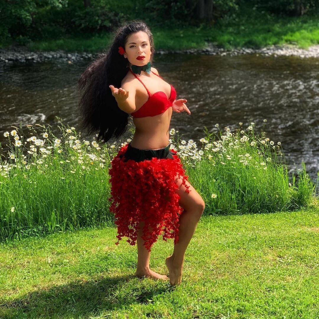 Meet Krysten Resnick &bull; Founder and Director

Krysten @krysres began dancing with the acclaimed Lokelani&rsquo;s Rhythm of the Islands @lokelanisroti nearly twenty years ago and created LSHO in 2011, when she moved to London. She has performed an