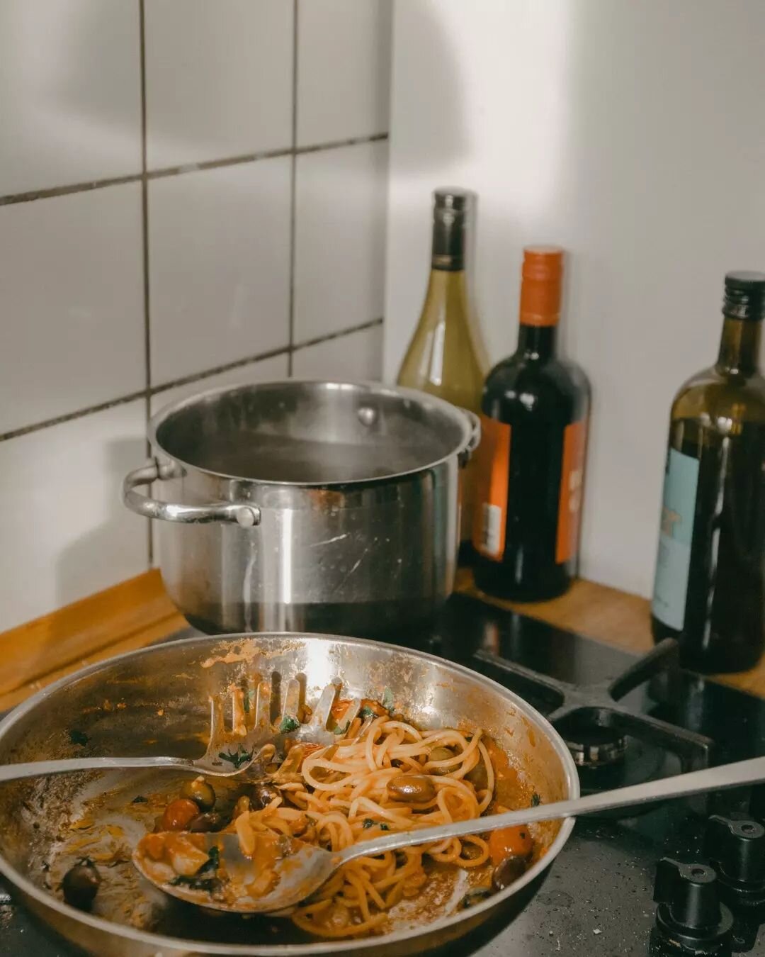 Det h&auml;r &auml;r ingen matblogg. Men jag gillar att &auml;ta god mat och jag &auml;ter en v&auml;xtbaserad diet av klimatsk&auml;l.

Ig&aring;r lagade vi en supergod spaghetti puttanesca. R&auml;tten inneh&aring;ller i det klassiska receptet fisk