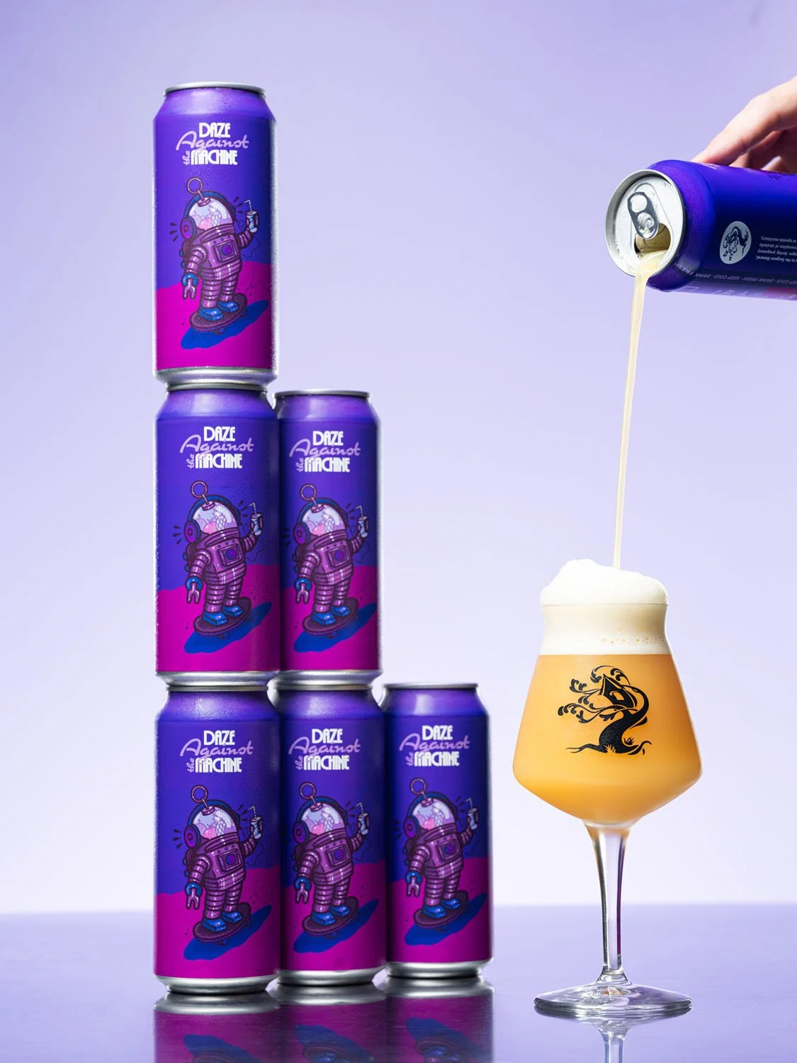 This Machine runs on Daze.
Guess who's back again? Juice Machine and Daze collide, creating a soft, tropical, and peach-forward hop bomb.
It's a legendary team-up, and looks as fancy as it tastes. 
#productphotography #productphotodaily #photograp