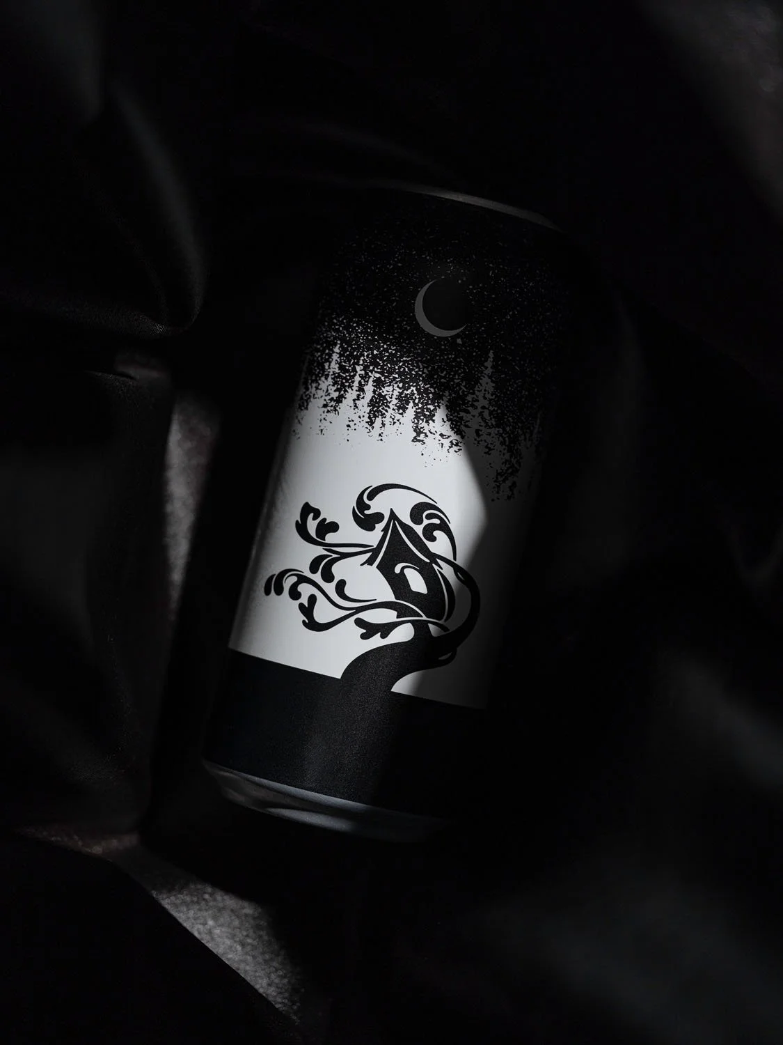 Lights Out is looking ffffffresh. 

This pale ale was the first we ever canned, marking the end of one era at Tree House and the beginning of a new one.

We get excited each time we see it running down our canning line for you.

#productphotography #