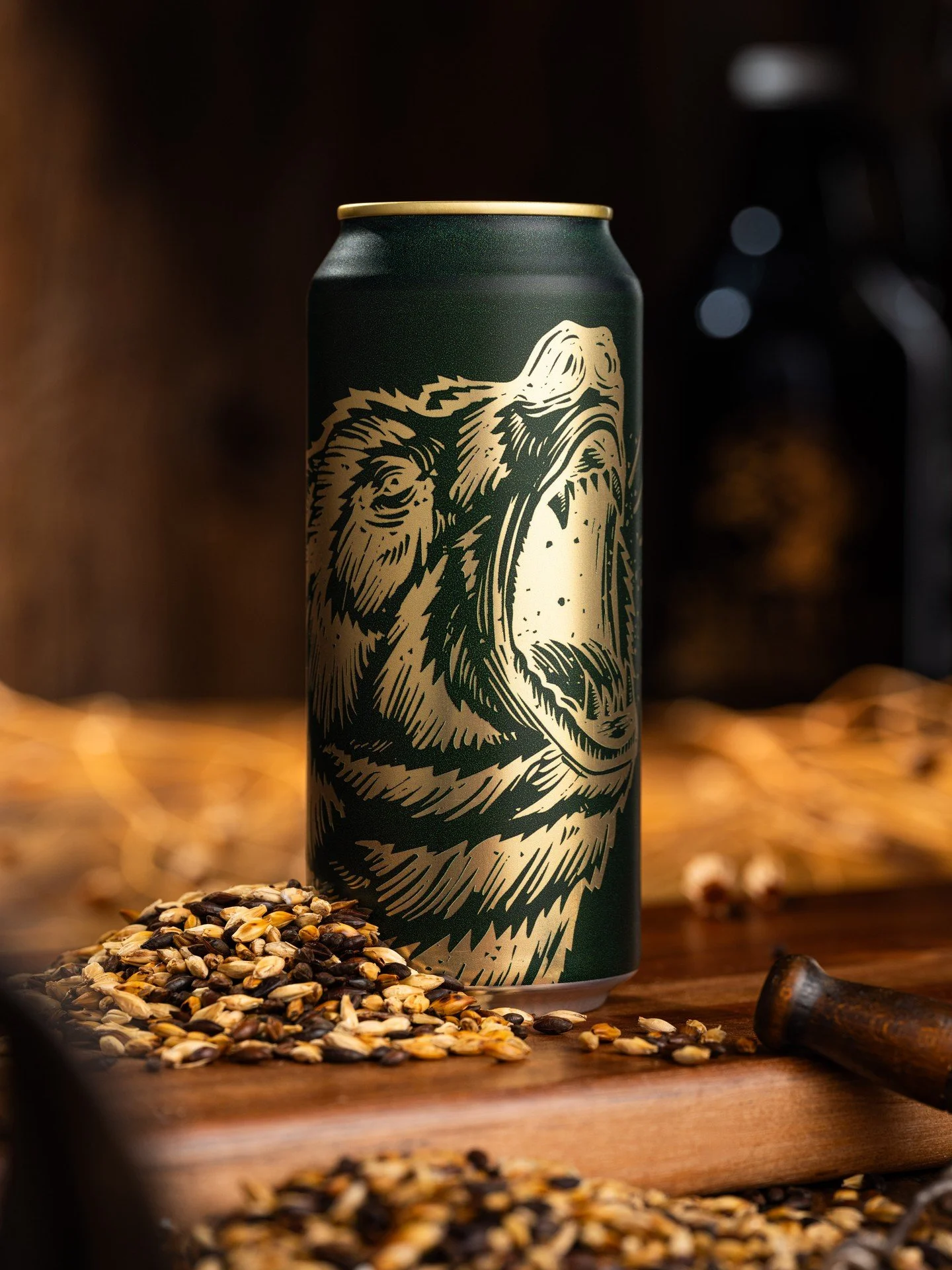 Big Bear Barrel Blend returns after a lengthy hibernation. This blend of young Imperial Brown Ale and barrel-aged Imperial Brown carries a wonderful malt complexity and assertive American hoppiness. Following notes of brown bread, caramel, cocoa, and