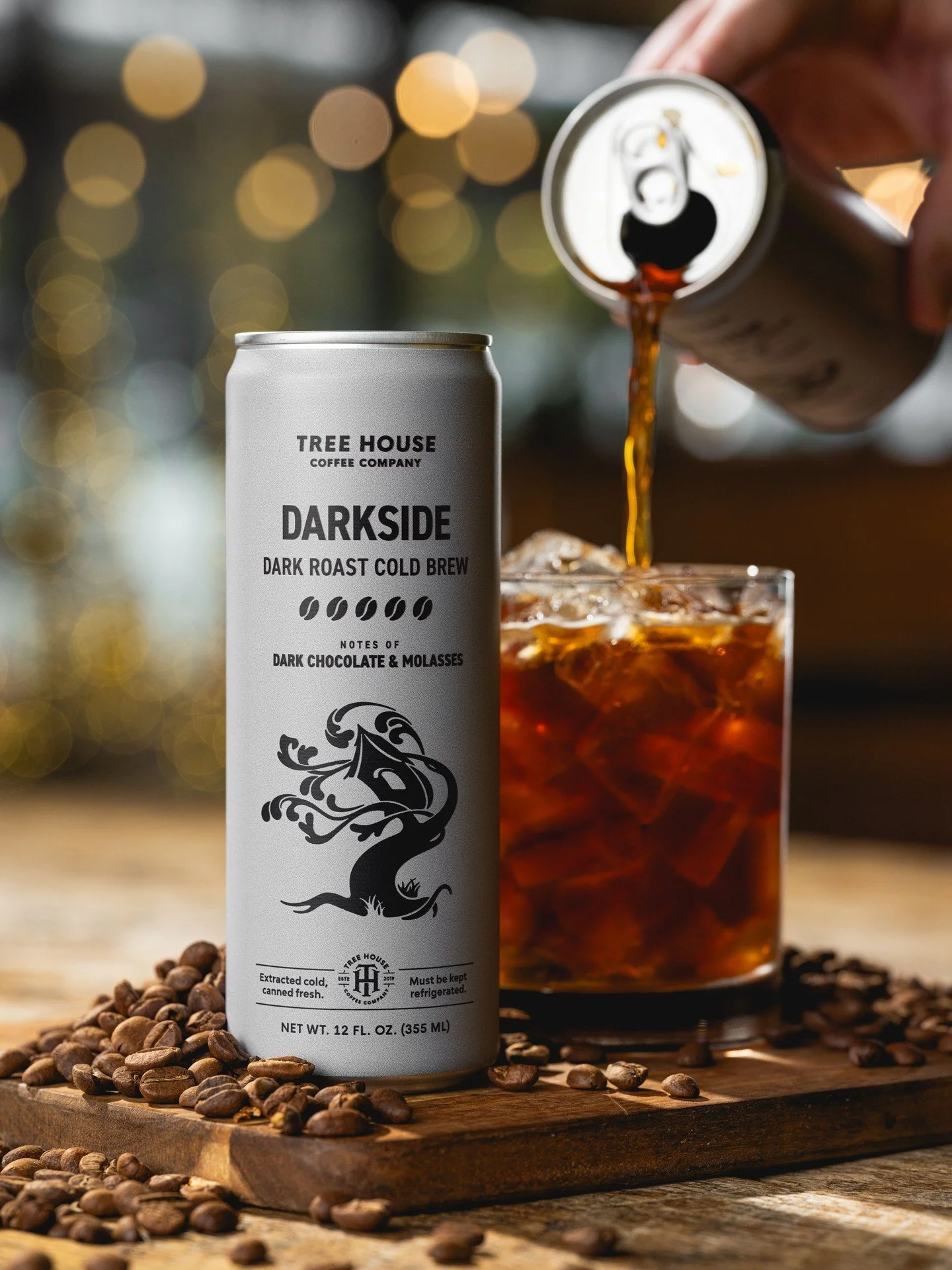 We have never been ones to be scared of the dark.

Darkside is our bombastic espresso bean cold brew. It is our roastiest offering, with undertones of sweet molasses and dark chocolate truffles.

Its freshness and robustness legitimately set it apart