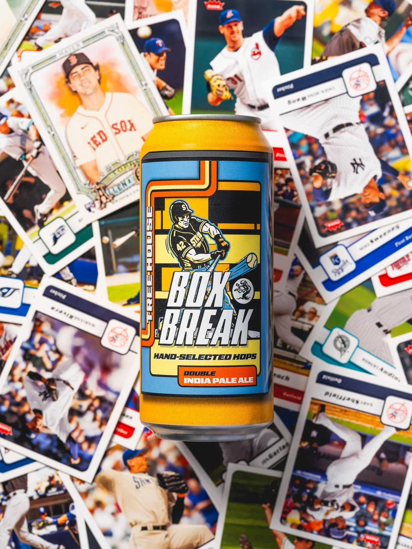 Box Break!

This amplified version of Card Break utilizes a blend of hand-selected American hops that fill the air with notes of fruit and pine. Amarillo and Mosaic lead with sweet aromas of blueberry jam, mango smoothies, and peach ring gummies. Fol