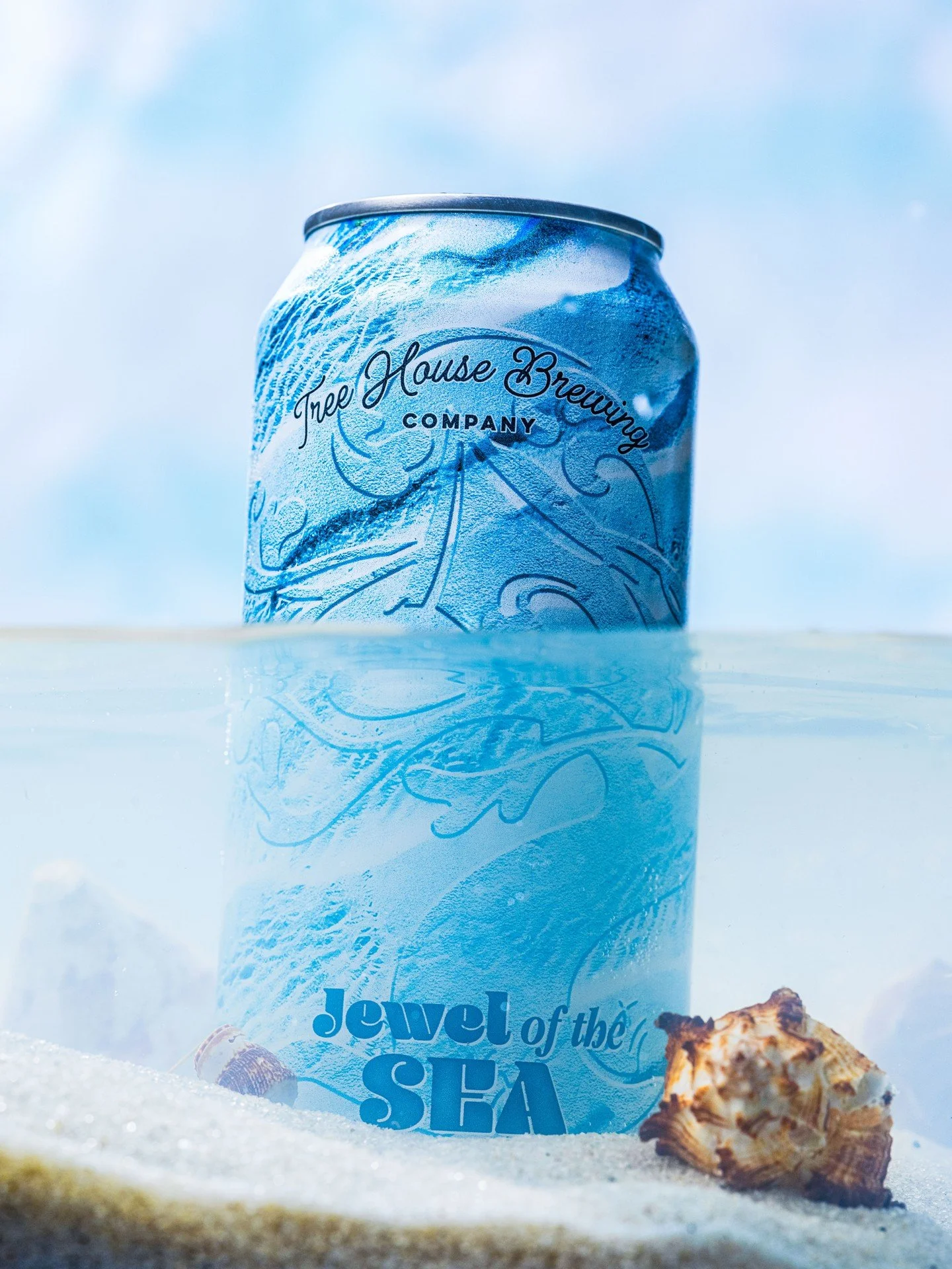 🐬🐳⚓

Jewel of the Sea pops with notes of orange marmalade, honey, pineapple, and apricot over a base of toasty, sweet malt!

For this beer, we utilized a legendary English base malt called Pearl, a traditional variety known for its slightly bready,