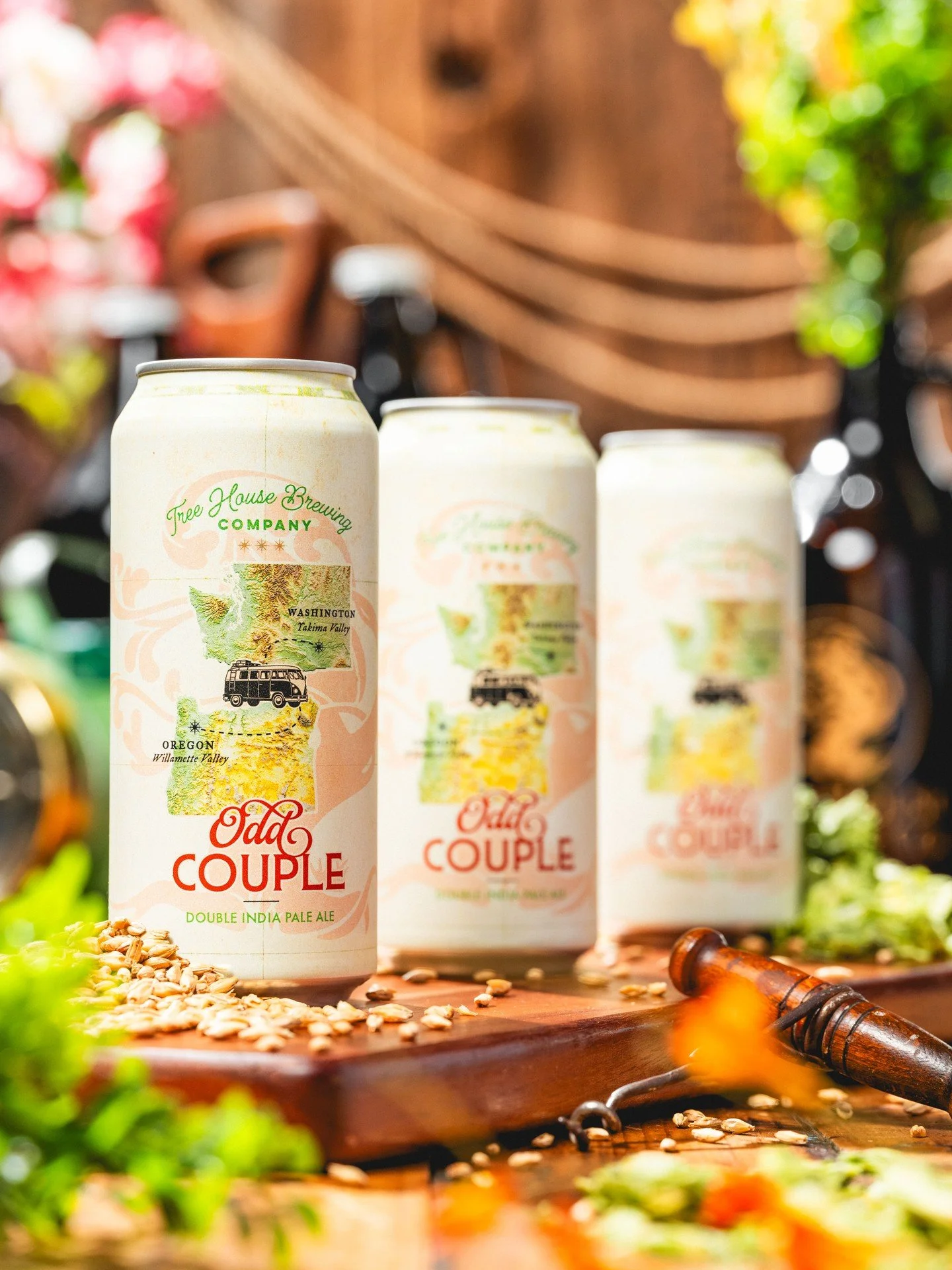 Odd Couple ❤️

Odd Couple utilizes a hand-selected blend of hops from the Yakima Valley. Citra and Mosaic create pungent aromas of grapefruit peel, mango juice, blueberry smoothies, and fresh OJ. Hand-selected El Dorado then lends sweet notes of ripe